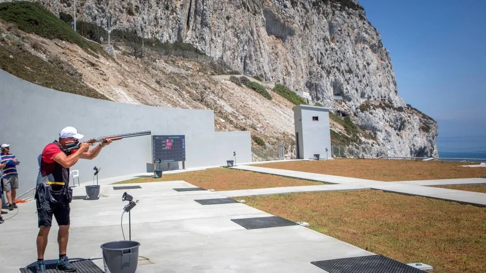 2019 arrangerades Island games på Gibraltar. Här syns den gotländske skytten Fredrik Melin i aktion.