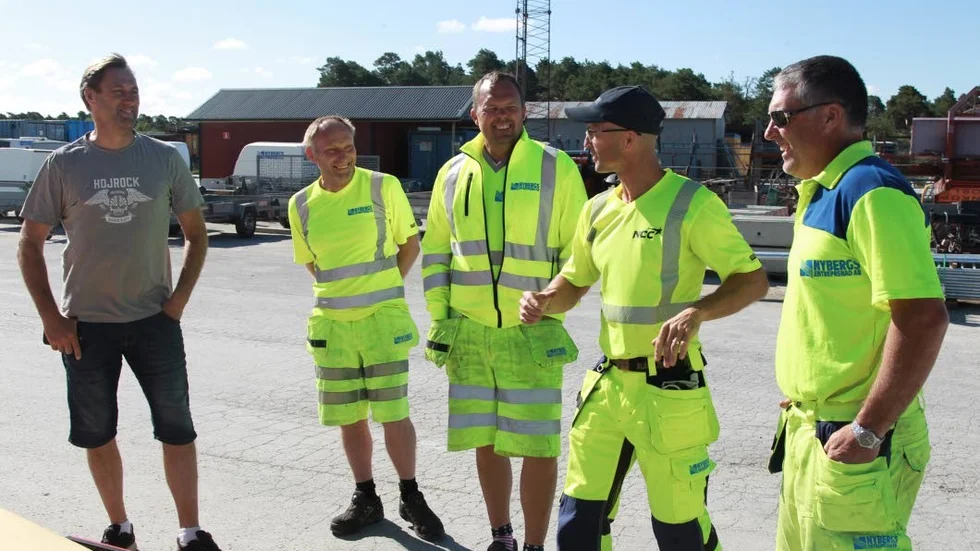Vägarbetarna Peter Gardell, Fredrik Liljegren, Jimmy Kristiansson och Brett Hadland samt platschefen Johnny Pettersson är alla oroade över situationen. Men trots det så är stämningen fylld med humor.