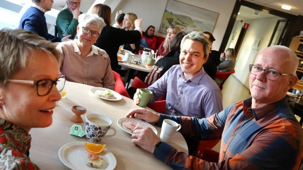 Stefaan De Maecker omgiven av sina nya kollegor, från vänster folkhälsostrateg Veronica Hermann, projektledare för regional utveckling Anette Jansson och på sin högra sida beredskapschef Christer Stoltz.
