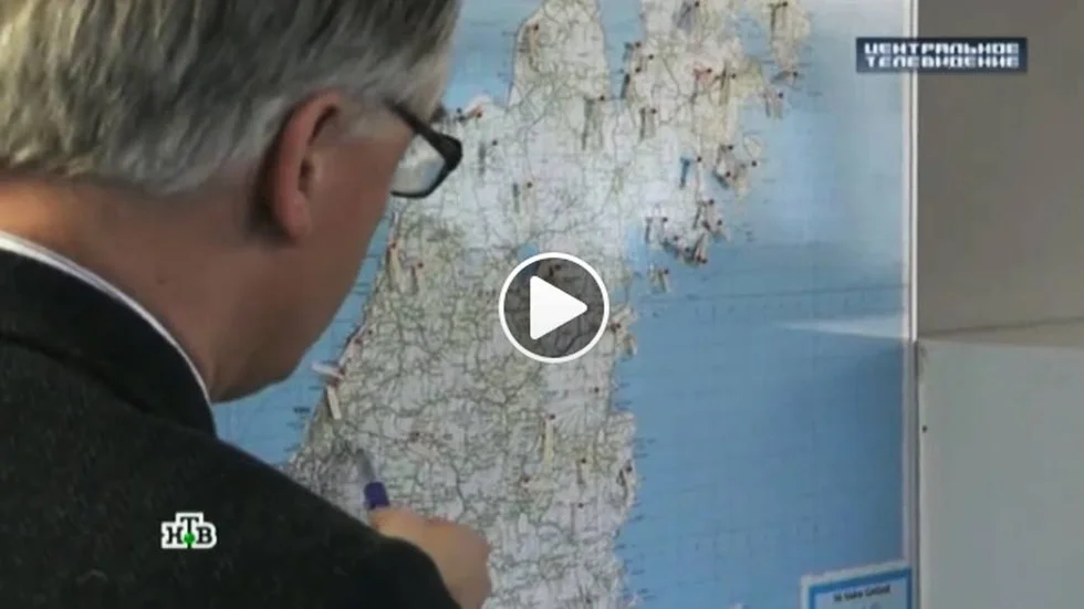Ur inslaget. Här står tjänstemannen från länsstyrelsen och pekar över Gotland, i videoklippet av NTV, som ägs av Gazprom.