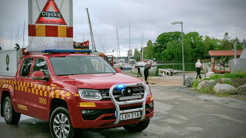 Ungefär 50 liter diesel rann ut på asfaltsplanen runt macken i Nävekvarn då en påfyllning gick snett.