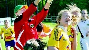 Greppet. Rönninge/Salems målvakt gör ett ingripande i matchen mto P 18. Gotländskorna vann relativt enkelt.