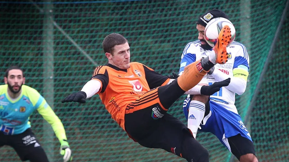 Gutes Aleksandar Avric i duell med Dalhems Daniel Killgren.