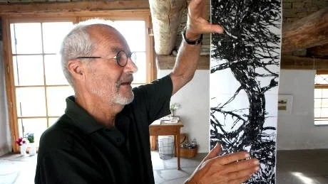 Skapar. Svenrobert Lundquist är själv konstnär. Nu har han skrivit en bok om medeltida stenskulptörer.Arkivfoto: Tobias Wallström