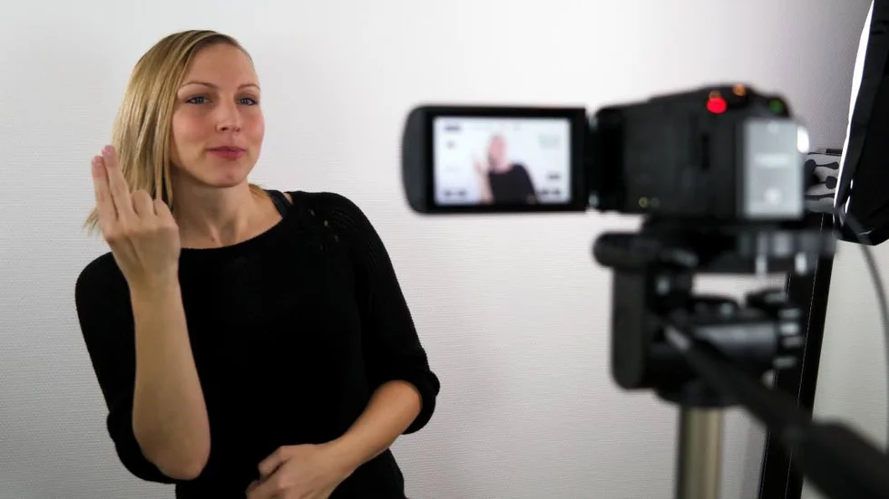 Varken Hörselskadade, dövblinda eller dövas förbund och Funkisam hade någon kontakt med DG om säkerthetsfilmen, skriver Josefin Bark.