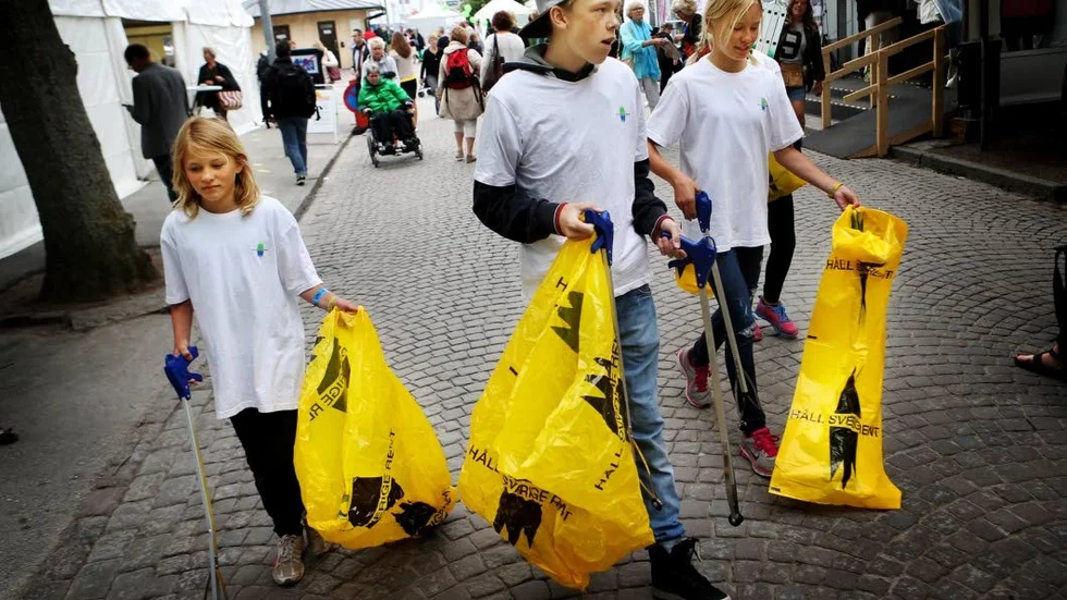 Skräpplockning. Här under Almedalsveckan 2014.