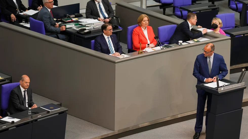 Socialdemokraterna och Kristdemokraterna i Tyskland har enats om formerna för en militär upprustning. Här lyssnar förbundskansler Olaf Scholz (vänster) medan oppositionsledaren Friedrich Merz talar i förbundsdagen. Arkivbild.