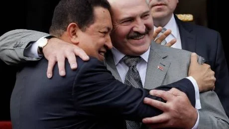 Alexander Lukasjenko. Här kramandes med Venezuelas Hugo Chavez.Foto: Ariana Cubillos/scanpix