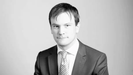 Det är felaktigt att Moderaterna mottar partifinansiering från Attendo Care och att detta skulle ligga till grund för vår hållning att boendet Pjäsen inte ska kommunaliseras, skriver Gustaf Hoffstedt.
