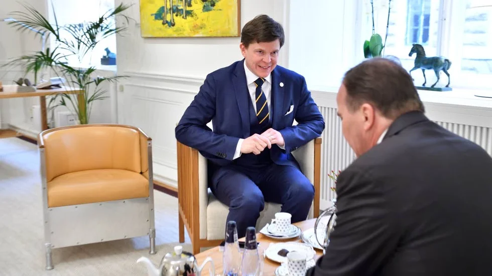 Talmannen Andreas Norlén med en bakvänd Stefan Löfven.