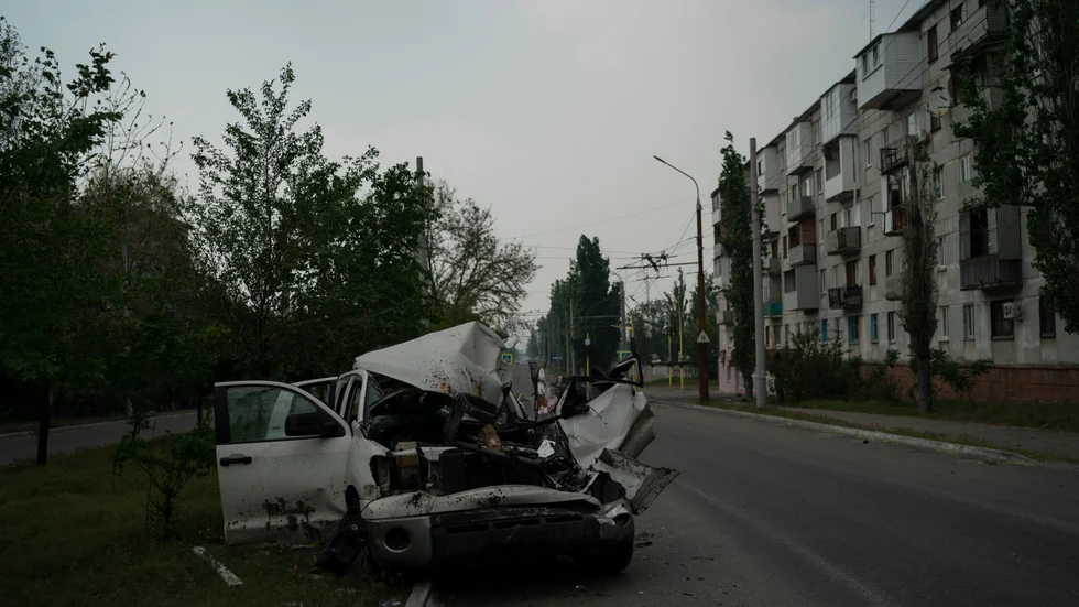 En förstörd bil på en gata i Sievjerodonetsk, den 13 maj. Arkivbild.