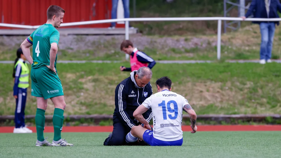 Patrik Pettersen, IFK Luleå, tas om hand efter att han fått en bristning i baksida lår i den första halvleken i matchen mot Bergnäset.