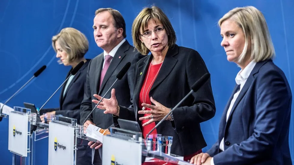 Jämställd regering. Regeringen, som består av lika antal män som kvinnor, tänker lägga ett lagförslag om kvotering till bolagsstyrelser.