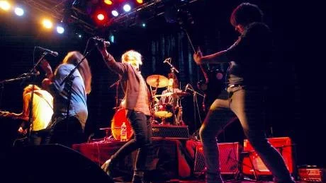 Mud Walk som spelar sin release på Rindi i kväll består av Anna-Stina Jungerstam på sång, Johanna Bayard på sång och munspel, Liv Platzer på gitarr, Stina Årman Assargård på gitarr, Jonna Wikblad på bas och kör, samt Jonna Karlsson på trummor.                       foto: pressbild