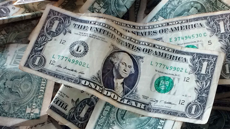 Dollar flödar ur landet. Arkivbild.