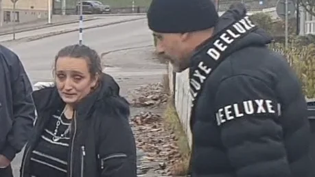 Shpresa Berisha, t.v, är förtvivlad efter att familjen fått besked om avslaget på maken Halils ansökan om arbetstillstånd. "Det är katastrof – vi är nästan som döda nu", säger hon till Vimmerby Tidning. Bilden är tagen i samband med utvisningen från Sverige i november 2021.