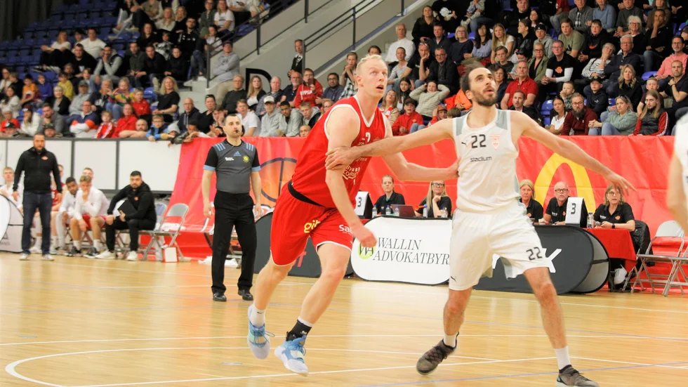Henrik Jädersten med blicken fäst på bollen. Jädersten gjorde åtta raka poäng för Uppsala Basket i den fjärde perioden.