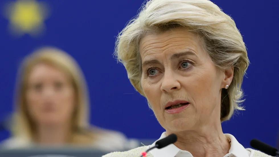 EU-kommissionens ordförande Ursula von der Leyen presenterar sitt förslag till ytterligare sanktioner kring Rysslands krig i Ukraina inför EU-parlamentet i Strasbourg – med talman Roberta Metsola i bakgrunden.