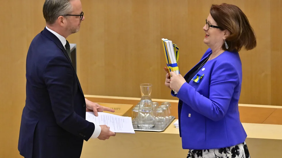 Finansmininistern lämnar årets vårbudget till riksdagen, och tjänstgörande vice talman tar emot den. I budgeten finns för mycket utdelning av pengar att handla för, och så är det också  i oppositionsmotionerna som kom i onsdags.    