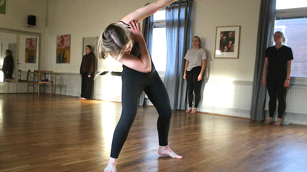 Danskoreografin till de 15 delarna av föreställningen "When life hits you" har gjort av ledarna Thelma Eddeborn och Maya Åhlander. Maja Liljedahl dansar huvudrollen Emma.