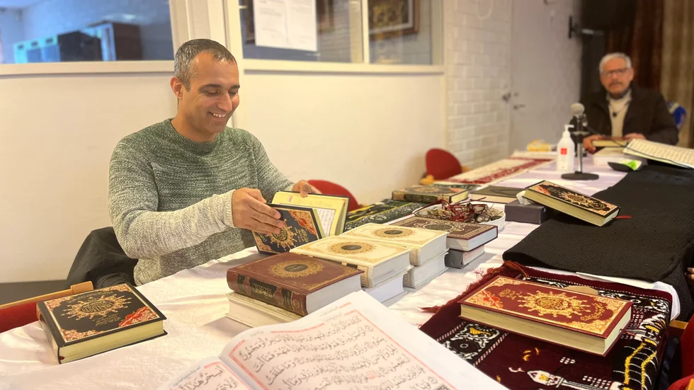 Salar Maikhan arbetar till vardags inom industrin. Under ramadan besökar han Al-zahra kulturförening där han tillsammans med vänner läser koranen. Det var under fastemånaden som koranen uppenbarade sig för profeten Muhammed. 