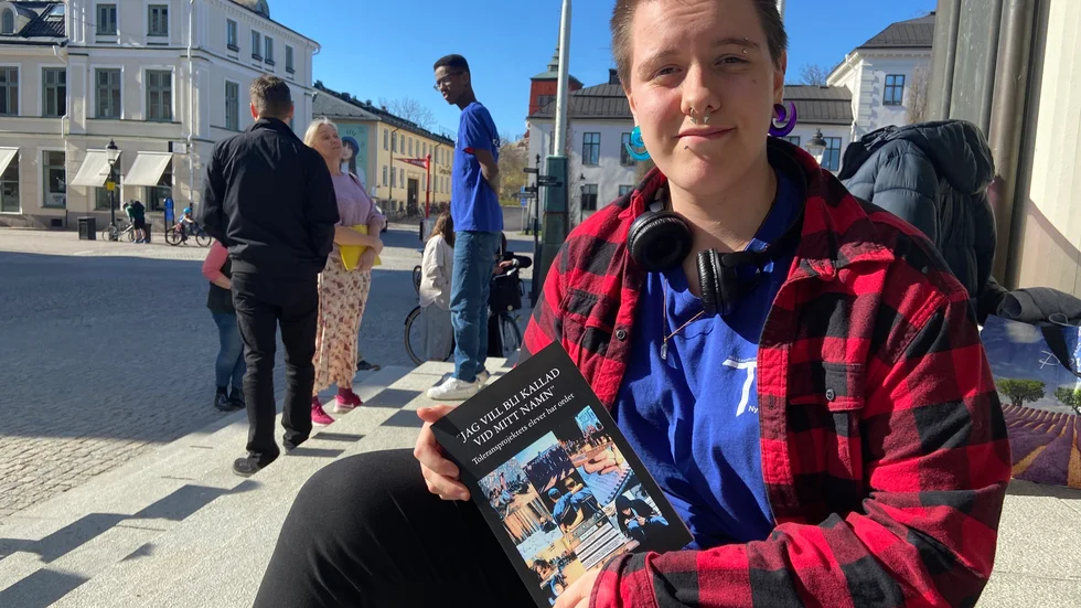 Vera Hedman och andra skolever har besökt förintelselägret i Auschwitz. Nu har hennes text hamnat i boken ”Jag vill bli kallad vid mitt namn – Toleransprojektets elever har ordet”.