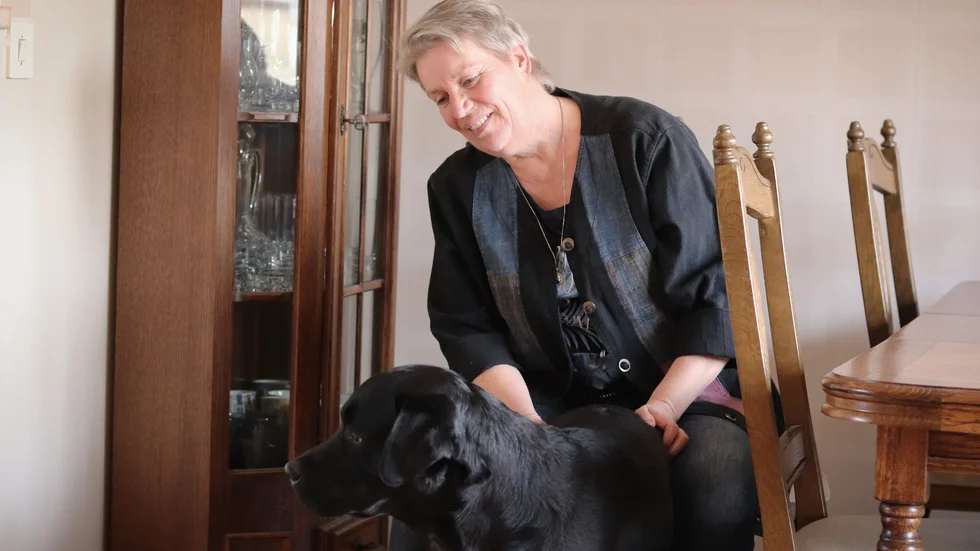 Lena Stenvall har stor erfarenhet av att ta hjälp av hundar i sitt behandlingsarbete.