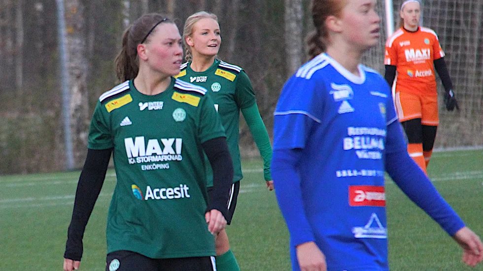 Andrea Petersson (framför Alice Lindberg) på högerkanten i ESK var omutliga före paus, klart godkända efter.