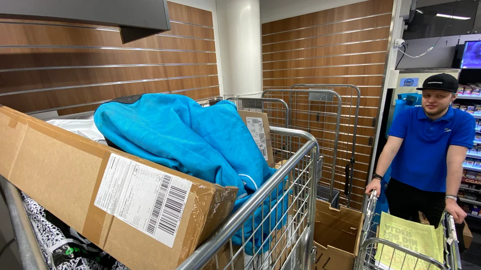 En färsk leverans av paket från Postnord har just tagits emot av William Rönn på Direkten Strängnäs.