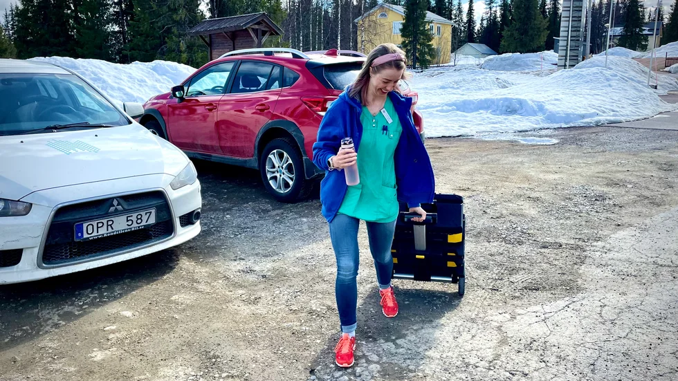 En dag i veckan åker sjuksköterskan Evelina Markström eller någon av hennes kolleger på hälsocentralen i Vittangi ut för att bemanna någon av de nya servicepunkterna i Masugnsbyn eller Svappavaara. "Jag hoppas att det gör stor nytta så att vi kan fortsätta", säger hon.