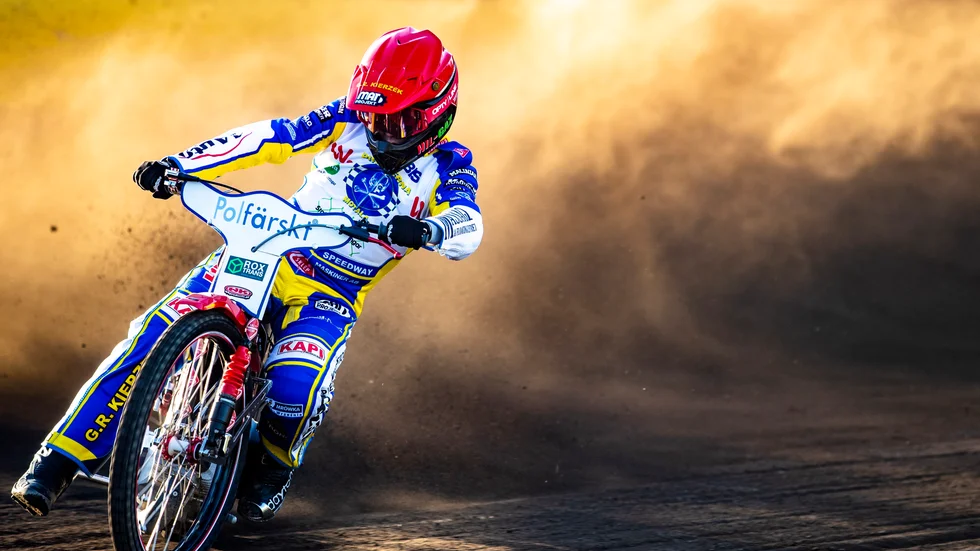 Oskar Fajfer var het i elitseriepremiären för Piraterna. Men dagen efter bröt han nyckelbenet i Polen.