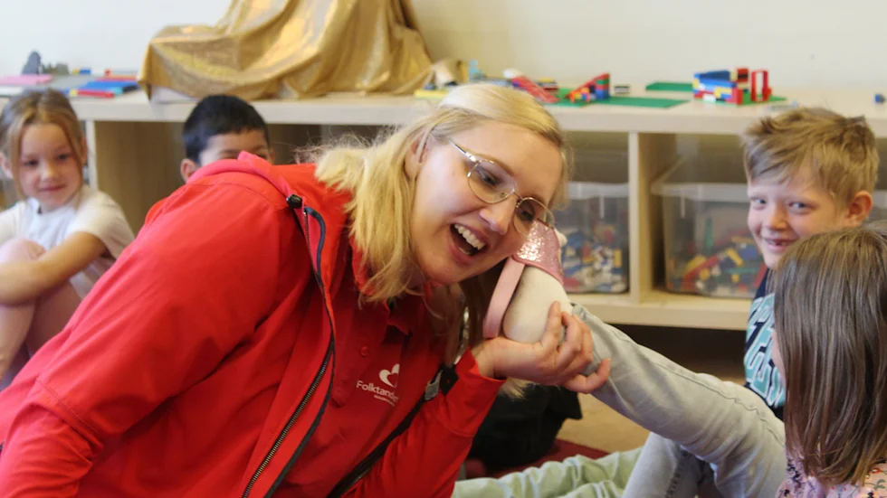 Johanna Nilsson får ett oväntat och annorlunda telefonsamtal, som hjälper barnen på Lidhemsskolan att ta sig till den magiska platsen Tandådalen.