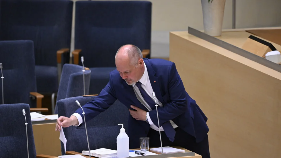 Justitieminister Morgan Johansson (S) klarade misstroendeomröstningen i riksdagen, men han stod inte i huvudfokus under dagen. Det gjorde den politiska vilden Amineh Kakabaveh (-), som ägde utslagsrösten.