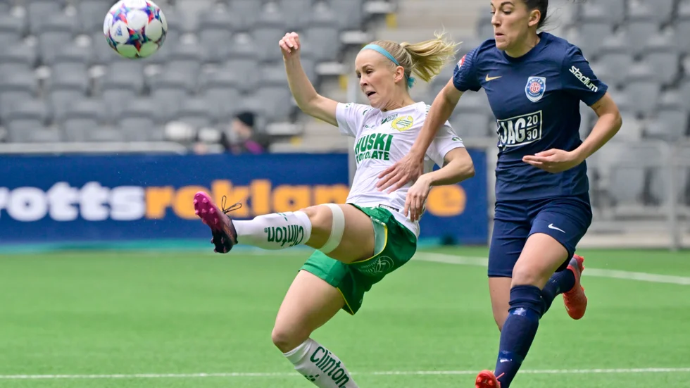 Anna Oskarssons (till höger) klubb Eskilstuna riskerar elitlicensen. Arkivbild.