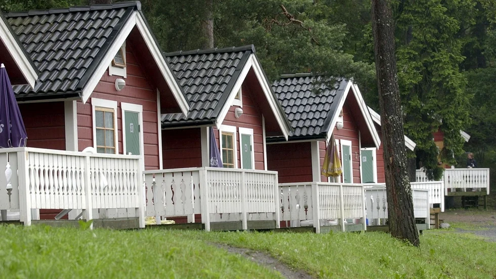 Exempel på campingstugor. Om sådana säljs som bostadsrätter, men detaljplanen säger "tillfällig vistelse", hur får de då utnyttjas? Det är frågan.