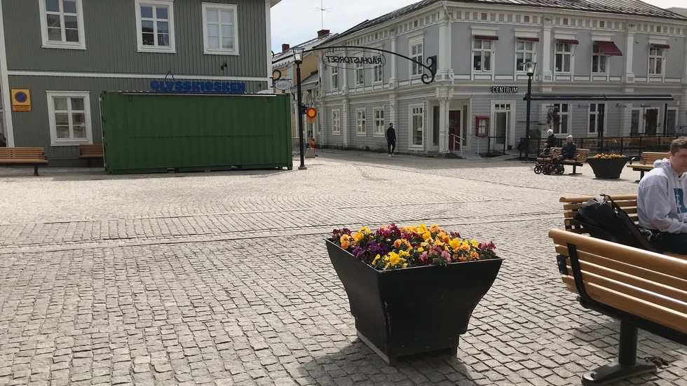 Signaturen "En pensionär" tycker att glasskiosken är fin men att kommunen borde stänga av torget för biltrafik. (Arkivbild)