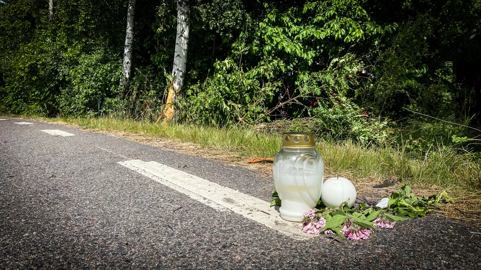 Dagen efter olyckan brinner ett ljus på platsen. 