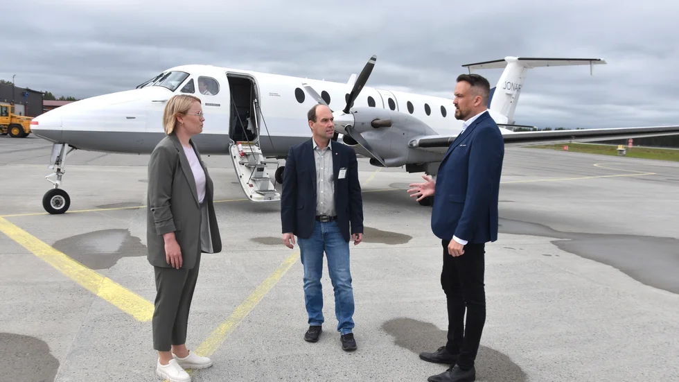 Kommunalrådet Evelina Fahlesson, regionrådet Rickard Carstedt och Jonairs vd Mattias Eriksson, var några av de 15 representanterna för båda flygplatserna, med flera, som fanns på plats på Skellefeå Airport för att presentera den nya reguljärlinjen.