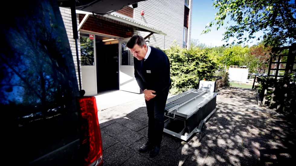 Som en gest av vördnad och respekt för den avlidne bugar Bengt-Åke varje gång han lämnar kistan på en ny plats.
