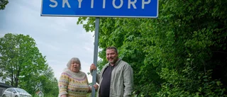Mor och son skrev låt för att hylla sitt Skyttorp: "Hoppas på ett lyft"