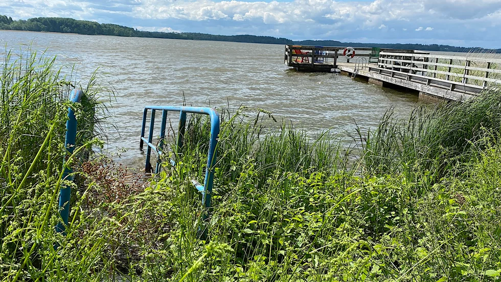 Planerna på en badramp i Sommarro eller Bredsand lades på is. 