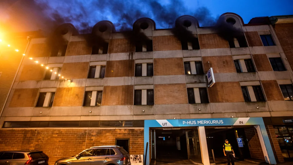 Flera bränder bröt under torsdagskvällen ut i centrala Trollhättan, bland annat i detta parkeringshus. Det är oklart om männen är misstänkta för en eller flera av bränderna.