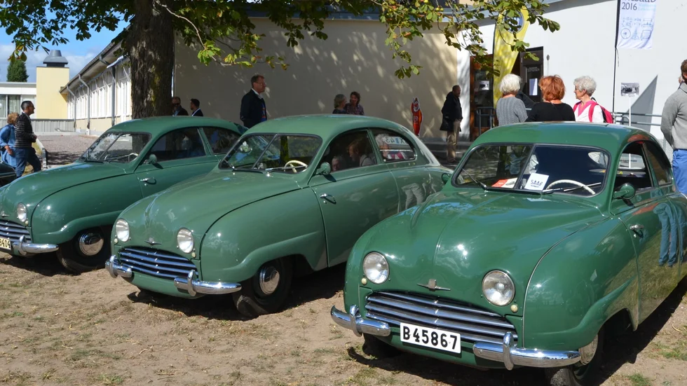 Tre Saab 92:or på rad, målade i den klassiska buteljgröna färgen. Bilden togs i samband med en internationell Saab-träff i Linköping 2016. 