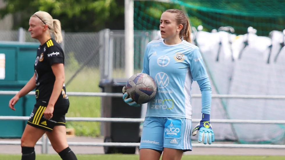 Julia Nyström lär få det svettigt i kväll mot tidigare klubben, allsvenska serietåvan Linköping FC. "Jag har fått erfarenhet, tar mer plats på planen nu" säger 21-åringen om  då och nu.