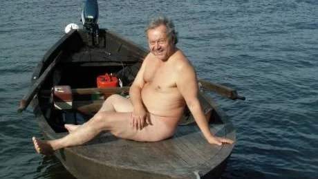 Anders Peedu. Jag måste ha en träbåt, säger teaterchefen Anders Peedu, som har en bedårande, snårig och lätt vankött  sjötomt utanför Vaxholm.