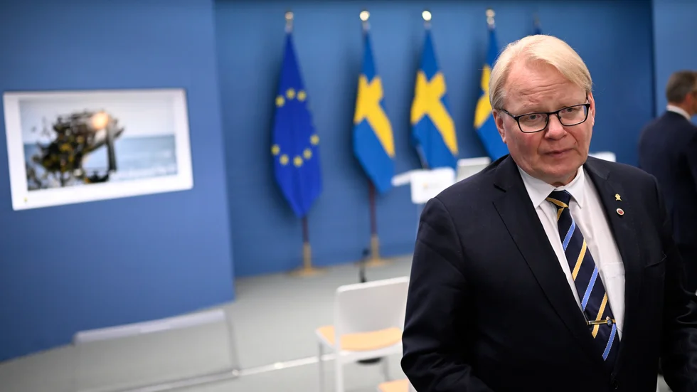 Försvarsminister Peter Hultqvist (S) ger FRA större möjligheter att stödja privata företag att skydda sig mot cyberattacker.