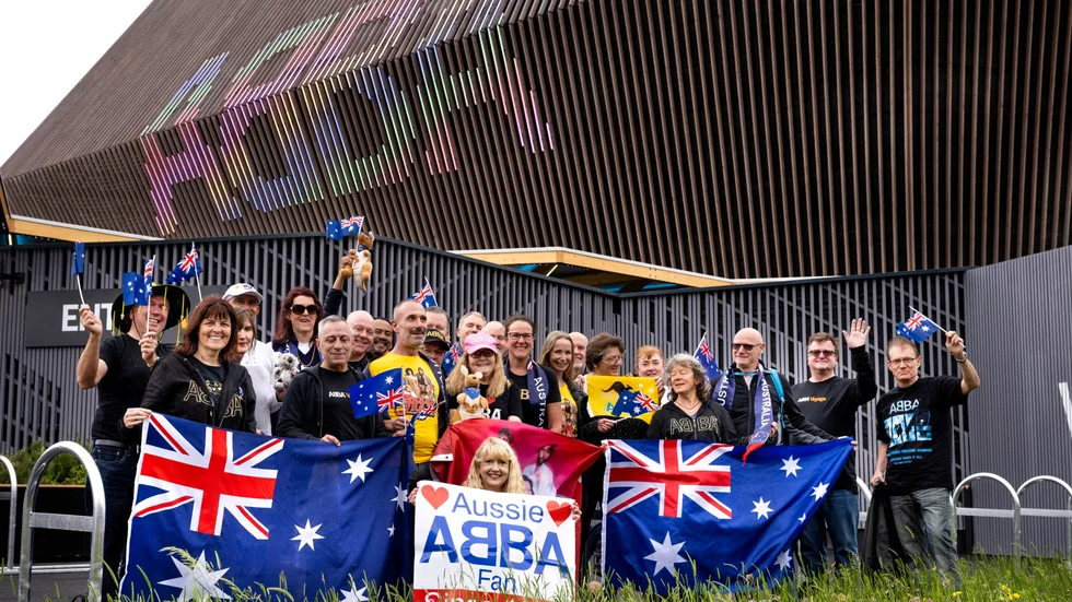 De australiska Abba-fansen vid den nybyggda arenan i Queen Elizabeth Olympic Park i London ser fram emot "Abba voyage".