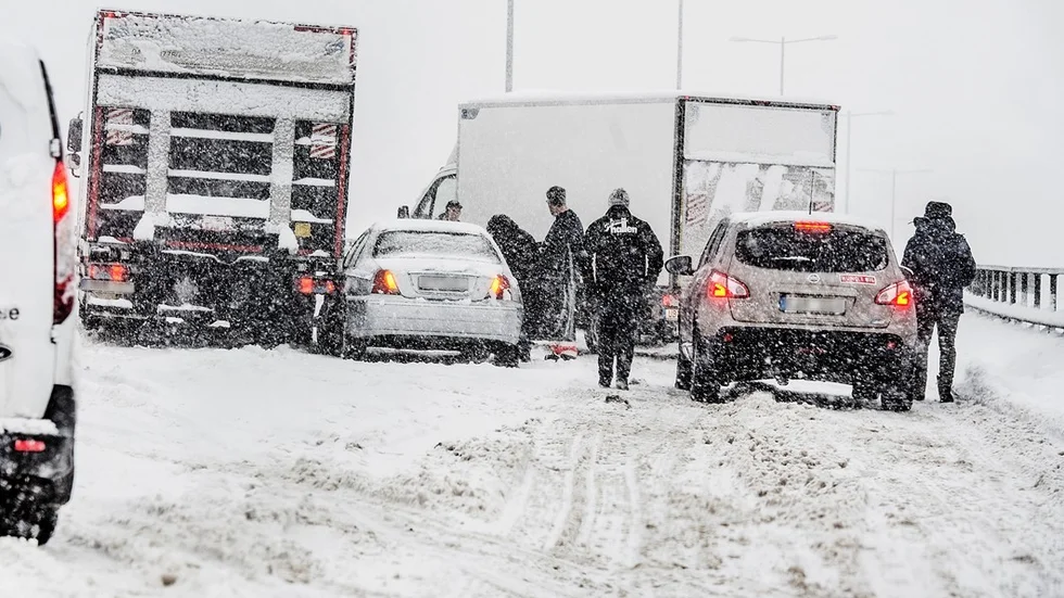 STOCKHOLM 2016-11-09 
På Tranebergsbron i Stockholm fastnade flera personbilar och lastbilar under onsdagens snökanon.
Foto: Tomas Oneborg / SvD / TT / Kod: 30142
** OUT DN och Dagens Industri (även arkiv) och Metro**