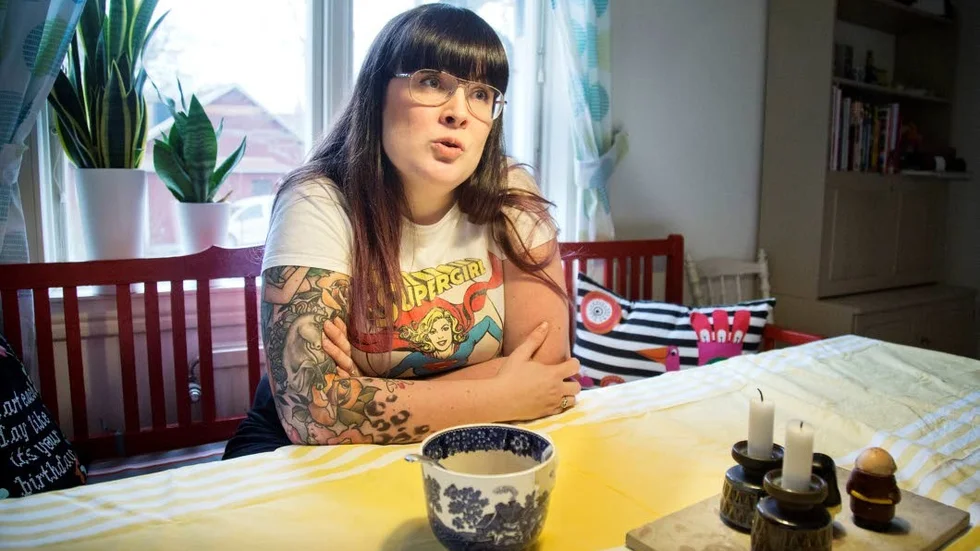 Emma Hällström driver företaget Femingo AB, som jobbar med feministisk innovation. Första produkten som snart lanseras är en värmedyna, riktad till kvinnor som lider av uretrit.