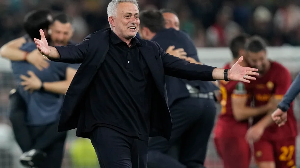 Romas tränare, portugisen Jose Mourinho, jublar åt lagets seger i nya Europa Conference League.